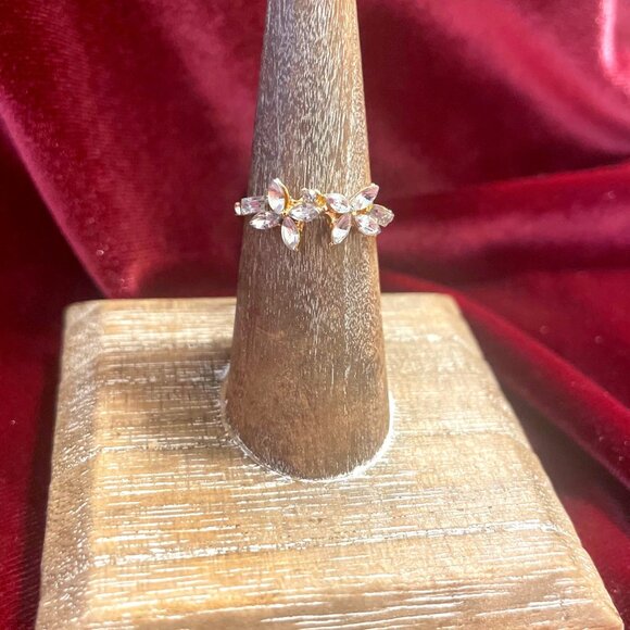 🌸✨ Dainty Floral CZ Ring –  size 6 - Picture 1 of 3